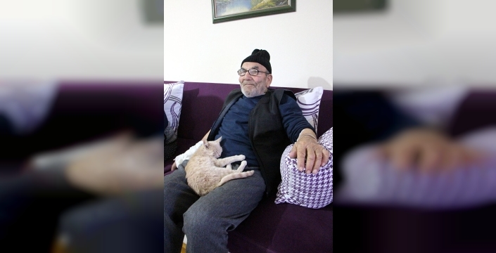 Yanan evinin önünde kedisiyle ağlayan Ali Dede, 93 yaşında hayata veda etti