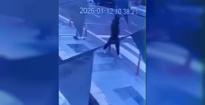Yaya geçidinde otomobilin çarptığı kadın ağır yaralandı, kaza anı kamerada