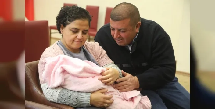 Yedi yıl önce evlat edindiler, şimdi de 3 aylık Emine bebeğe koruyucu aile oldular