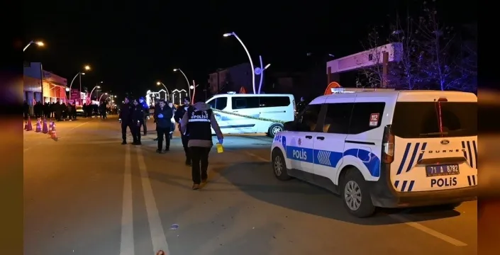 Yılbaşı gecesi kan aktı: Polis kavgayı ayırırken bıçaklandı!
