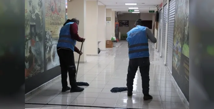 Yükümlüler, okulları boyayarak hem topluma kazandırılıyor hem de eğitime katkı sağlıyor