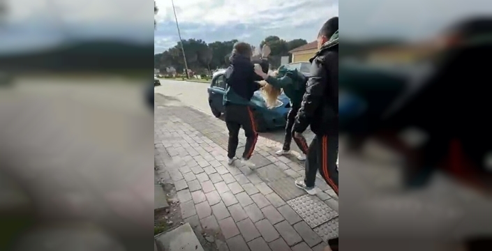 14 yaşındaki kız öğrenci, yaşıtı tarafından okul çıkışında darbedildi iddiası