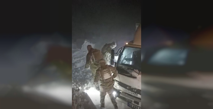 Ağrı'da tipi faciası: Kar kalınlığı 2 metreye ulaştı, mahsur kalanlar kurtarıldı