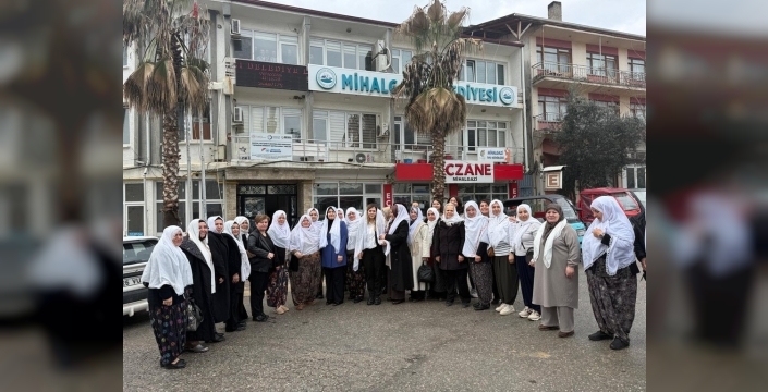 AK Partili kadınlardan geleneksel kıyafetlere sahip çıkan başkana destek ziyareti