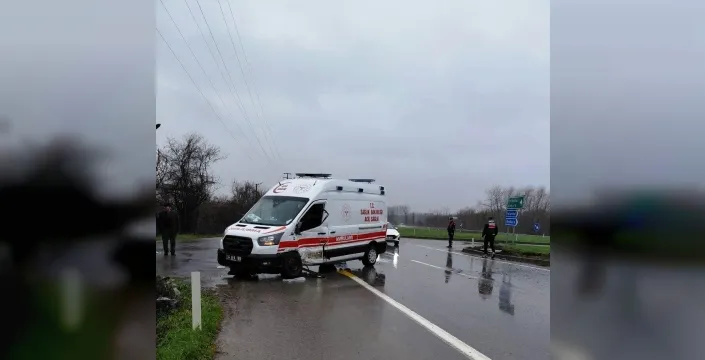 Akyazı'da ambulans ile servis minibüsü çarpıştı: 10 yaralı