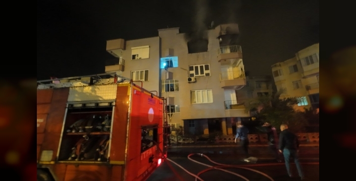 Anamur'da ev alev alev yandı: 2 kişi duman zehirlenmesi yaşadı