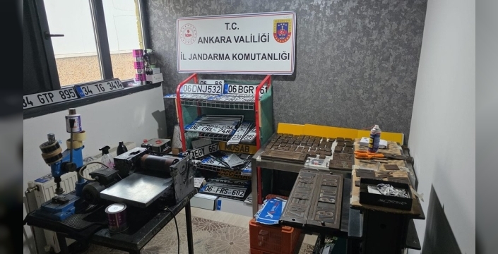 Ankara'da şok operasyon: Sahte plaka basan şüpheli 2 milyon liralık malzemeyle yakalandı!