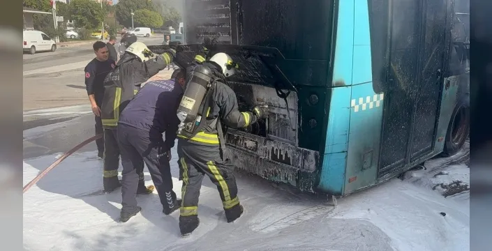 Antalya'da halk otobüsü motor kısmından alev aldı