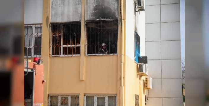 Antalya'da ilkokulda yangın paniği: Öğrenciler gözyaşları içinde tahliye edildi