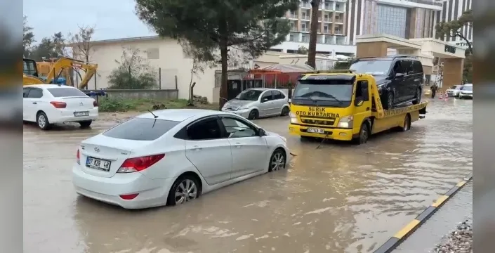 Antalya'da sel alarmı: Dereler taşma noktasında, meteoroloji uyarı yayınladı