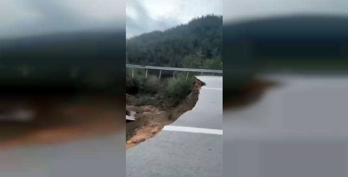 Antalya'da şok eden görüntü: Heyelanla çöken yolda 10 metrelik dev çukur oluştu