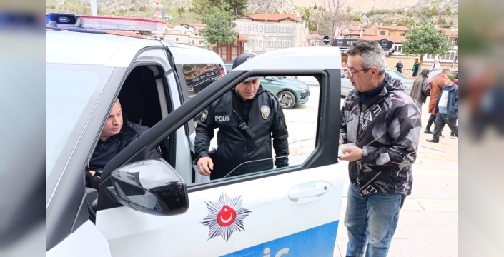 ATM'de bulunan 4 bin 900 TL, sahibine ulaştırıldı