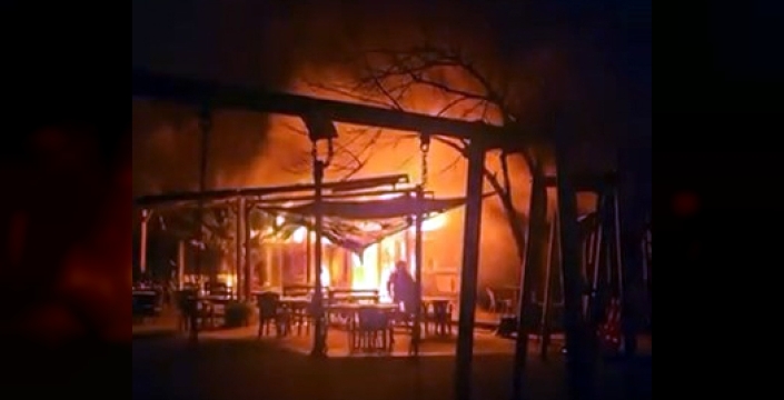 Avcılar'da park içindeki kafe alevlere teslim oldu!