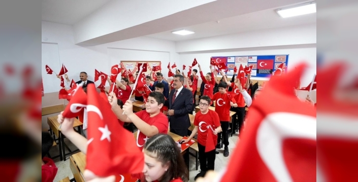 Bakan Tekin: Bayrak sevgisiyle milli birliğimizi pekiştireceğiz