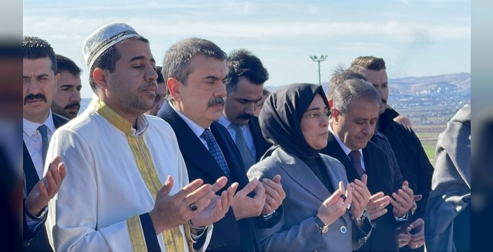 Bakan Tekin, Şanlıurfa'da deprem şehitlerini ziyaret etti ve öğrencilerle buluştu