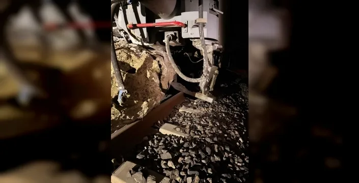 Balıkesir'de yolcu treni kayaya çarptı, 150 yolcu mucize eseri kurtuldu