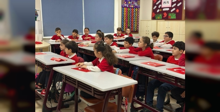 Bayrak sevgisiyle dolu yeni dönem: 18 milyon öğrenci ders başı yaptı!