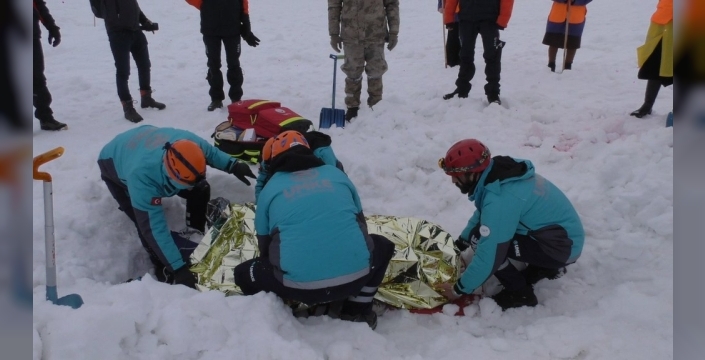 Bingöl'deki Hesarek Kayak Merkezi'nde çığ ve telesiyej senaryolarıyla arama-kurtarma tatbikatı başarıyla tamamlandı