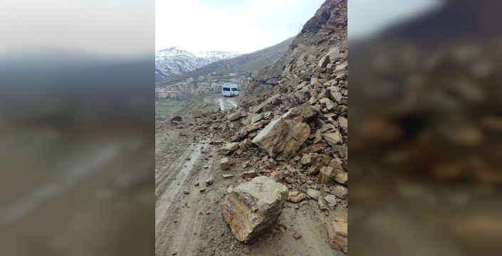 Bitlis'te heyelan alarmı: 4 köy yolu ulaşıma kapandı