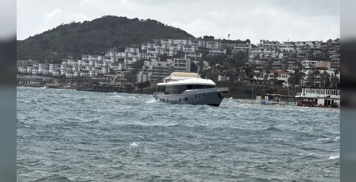 Bodrum'da Fırtına Hayatı Felç Etti: Tekne Kıyılara Vuruldu, Feribot Seferleri Durdu!