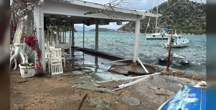 Bodrum fırtınayla sarsıldı: Deniz taştı, işletmeler hasar gördü, panik anları!