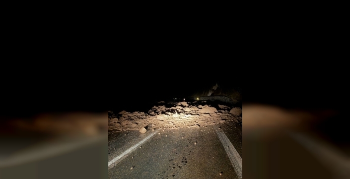 Bolu'da şiddetli yağmur heyelanı tetikledi, ilçe yolu kapandı