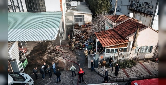 Bornova'daki ayakkabı fabrikasında yangın paniği; itfaiye üst kattakileri kurtardı