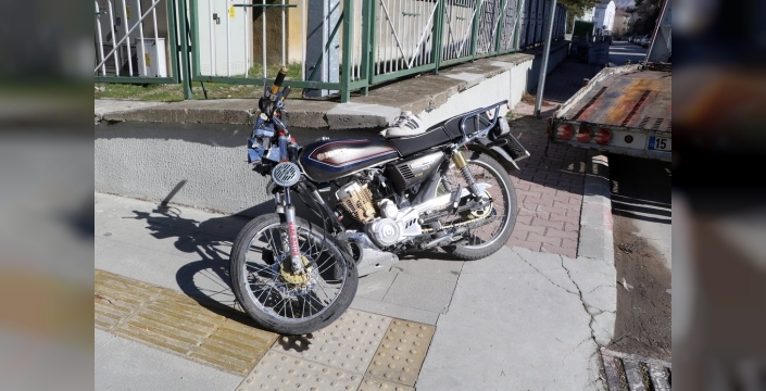 Burdur'da feci kaza: Lise öğrencileri taşıyan motosiklet ciple çarpıştı, 2 yaralı