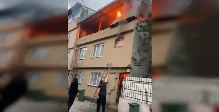 Bursa'da dehşet anları: 3 katlı binanın çatı katı alevlere teslim oldu!