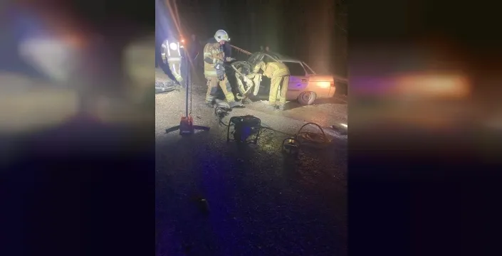 Bursa'da korkunç kaza: İki otomobil kafa kafaya çarpıştı, 3 kişi yaralandı!