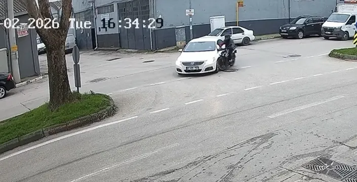 Bursa'da şok edici görüntü: Yaralı motosikletliye yardım etmek yerine hasara bakan sürücü