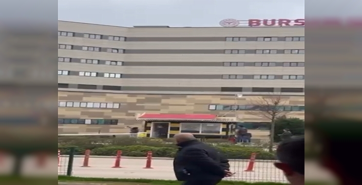 Bursa'da taksiye binemeyen kadın, durağın camlarını kırdı ve serbest bırakıldı