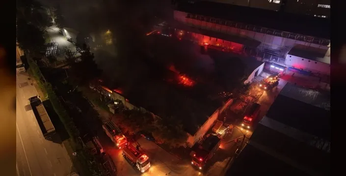 Bursa'da Tekstil Fabrikası Deposunda Korkutan Yangın: 1 Saatte Söndürüldü