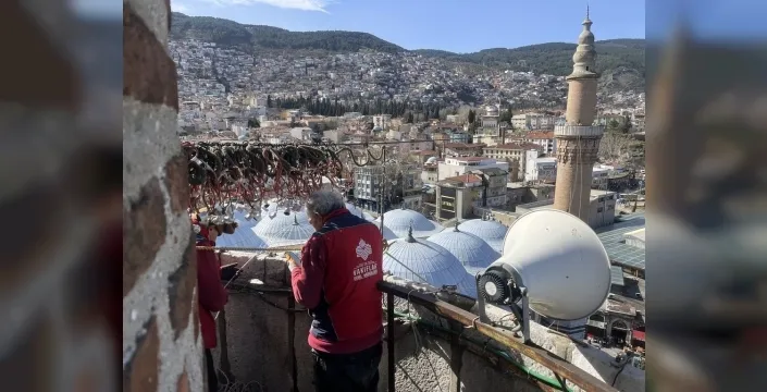 Bursa'nın 627 yıllık Ulu Cami'sine 'Kul hakkından sakın' mahyası asıldı
