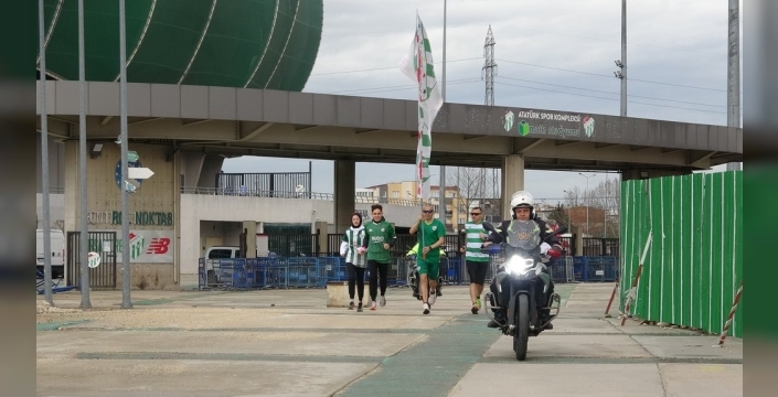 Bursaspor sevgisiyle 10 kilometre koştular: Sevgililer Günü'nde yeşil-beyaz aşkına!