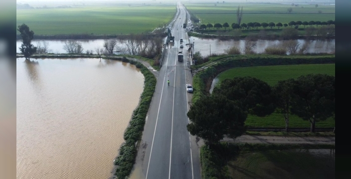 Büyük Menderes Nehri'nde taşkın, İncirliova'daki tarım arazileri su altında kaldı