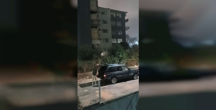 Camları kırdığı otomobile ışıklı çiçek buketi fırlattı; o anlar kamerada