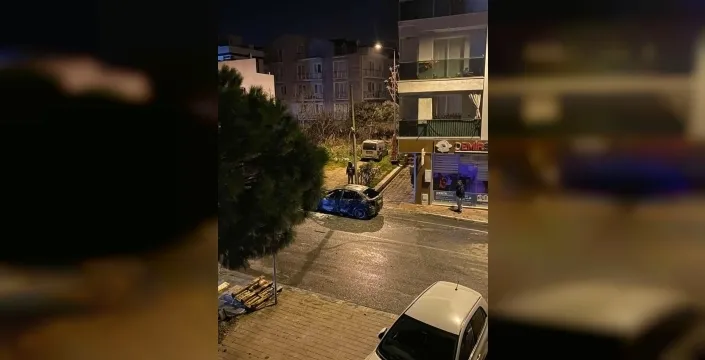 Çanakkale'de gece yarısı otomobil alevlere teslim oldu, patlama anları kamerada