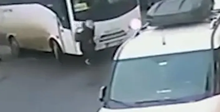 Çorlu'da midibüs dehşeti: Kadın araç altında kaldı, o anlar kamerada!