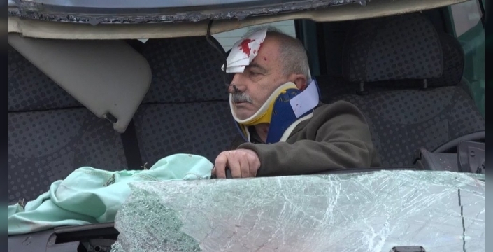 Çorum'da TIR'a çarpan minibüsün sürücüsü, sıkıştığı yerden kurtarıldı; 3 kişi ağır yaralı