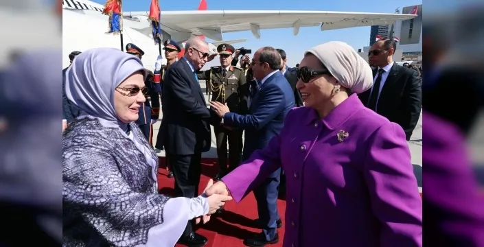Cumhurbaşkanı Erdoğan, Mısır'da coşkulu karşılanışla diplomatik temaslara başladı