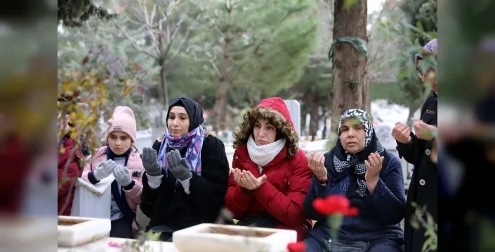 Depremde ailesini kaybeden baba: "Mezarlık bizim evimiz oldu