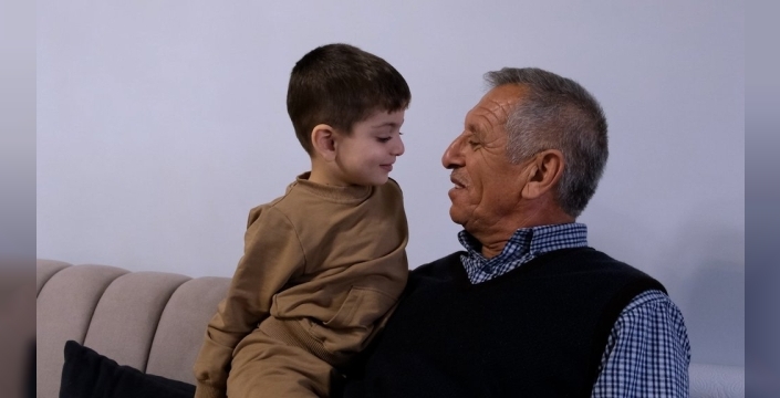 Depremzede dede ve torunu, devletin desteğiyle yeni bir hayata başladı