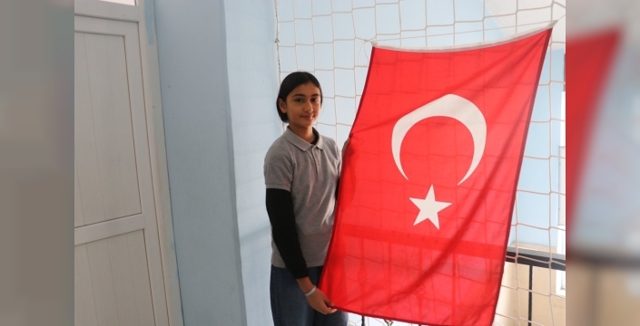 Diyarbakır'da bayrak hassasiyeti: Kübra, sevgisiyle düzeltti