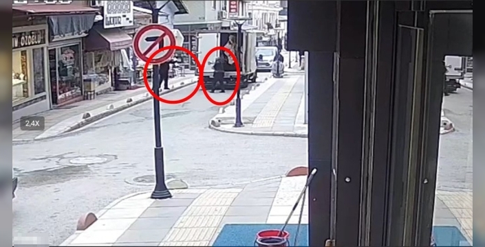 Elazığ'da şok edici saldırı: Tartıştığı kişiyi tabancayla vurup tekmeledi, o anlar kamerada