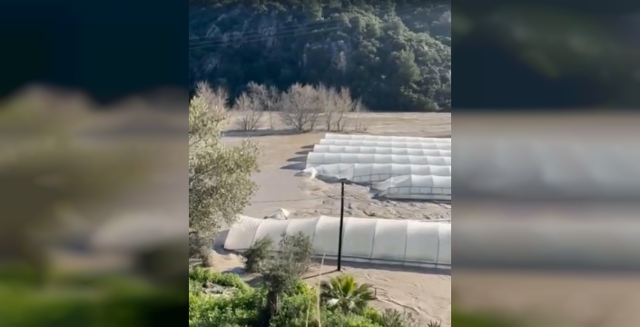 Fethiye'de sağanakta mahsur kalan 2 kişi, botla kurtarıldı