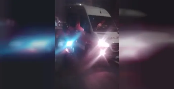 Fırtınada köprüde zorlanan motokuryeye ambulans ve metrobüs kalkan oldu