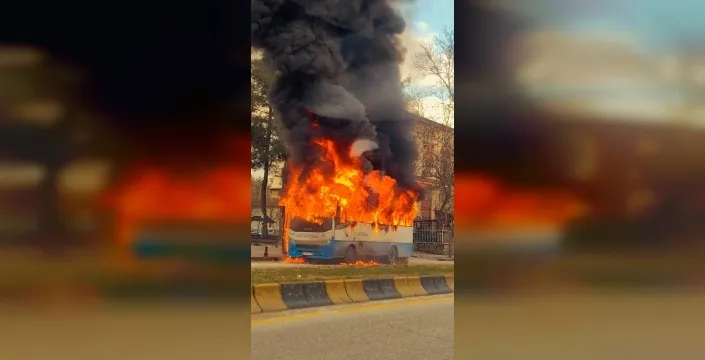 Gaziantep'te seyir halindeki halk otobüsü alev alev yandı
