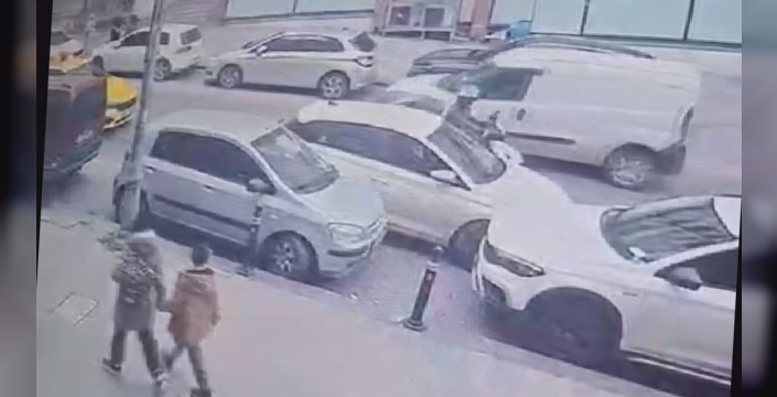 Gaziosmanpaşa'da otomobil, park halindeki araçlara çarptı ve kaçtı
