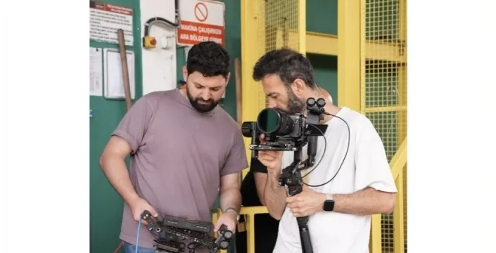 Gençler ekran başında sabırsız: Televizyon ölmüyor, sadece beklemeyi bıraktı!